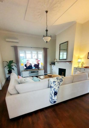 Cosy, 1930s Country Style Cottage in Mount Barker WA